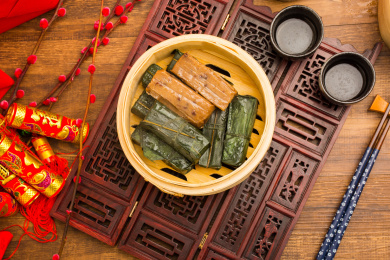 装在蒸笼的竹叶糯米包饭