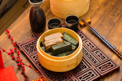 装在蒸笼的竹叶糯米包饭