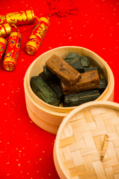 装在蒸笼的竹叶糯米包饭