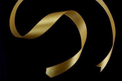 金色卷曲的绸带