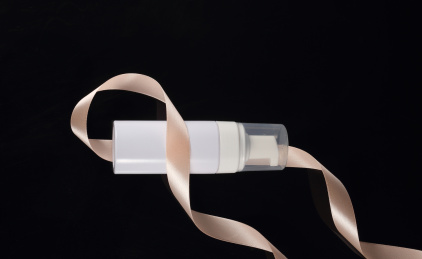 放在绸带上的白瓶