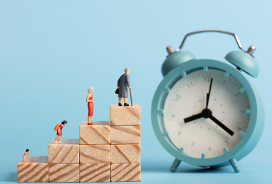 时钟人生成长站在阶梯上女性老龄化