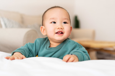 亚裔婴幼儿面向镜头微笑
