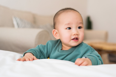 亚裔婴幼儿面向镜头微笑