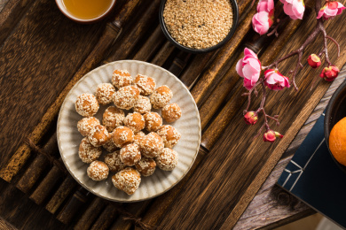 传统中式特色点心白芝麻球俯拍