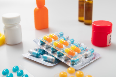 白色背景前放置的胶囊药品