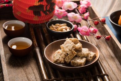 放在木盘中的传统中式特色点心花生酥