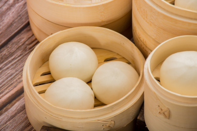 蒸笼里放着的包子馒头
