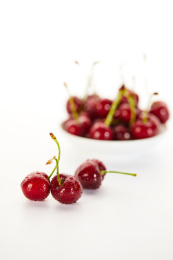 白色桌面上的红色大樱桃