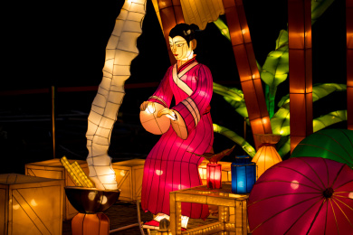 元宵灯会上的人物造型灯笼