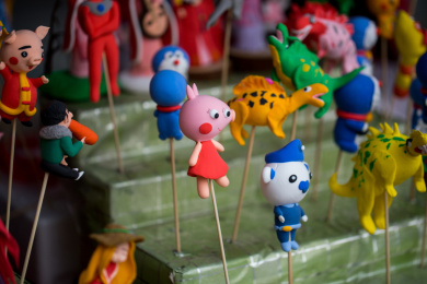 民间艺人手工捏制的彩色糖人