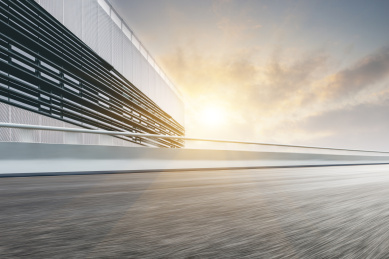 通过城市建筑的有分道线的高速公路