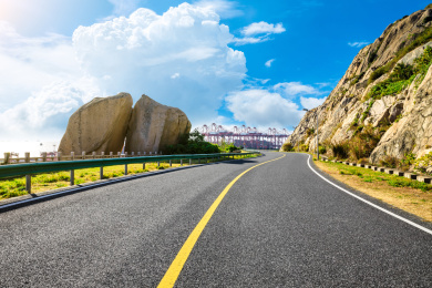 空的沥青道路的山脉天空风光