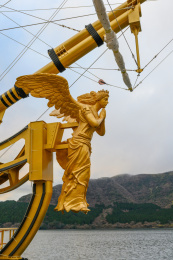 日本箱根芦之湖皇后号帆船船头的女神塑像