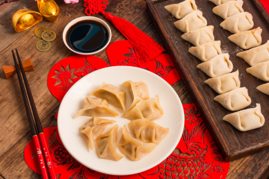 煮好放在白色盘子里的饺子