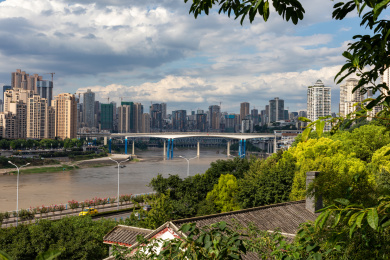 重庆晴朗夏天的城市风光