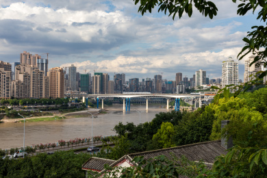重庆晴朗夏天的城市风光