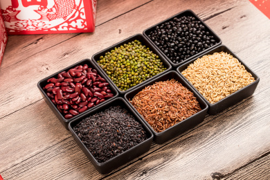 桌子上用方形黑色碗装着的六种豆子杂粮