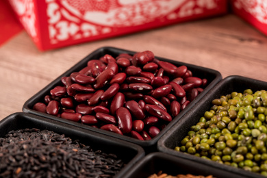 用黑色方形碗装着放在桌子上的红豆