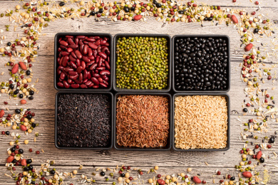 桌子上用方形黑色碗装着的六种豆子杂粮