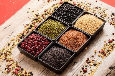 桌子上用方形黑色碗装着的六种豆子杂粮