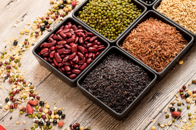 桌子上用方形黑色碗装着的六种豆子杂粮