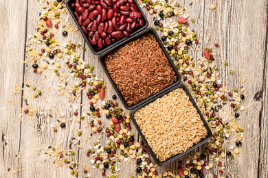 用方形黑色碗装着的三种豆子杂粮