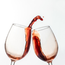 两个透明红酒杯碰撞的瞬间