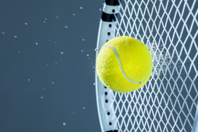 网球撞击球拍的瞬间