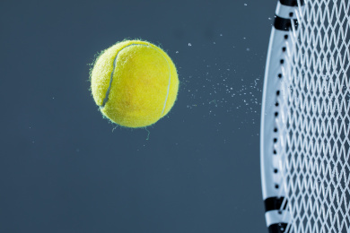 网球从球拍反弹的瞬间