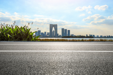 苏州城市天际线景观和空的沥青道路