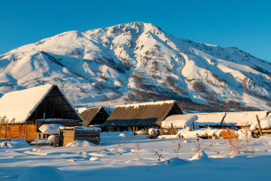 中国新疆阿勒泰地区禾木村雪景