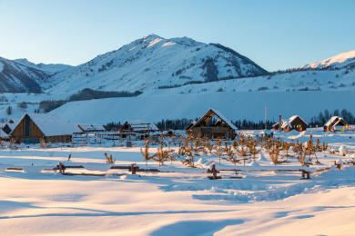 中国新疆阿勒泰地区禾木村雪景