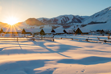 中国新疆阿勒泰地区禾木村雪景