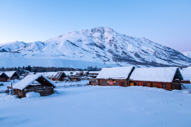 中国新疆阿勒泰地区禾木村雪景