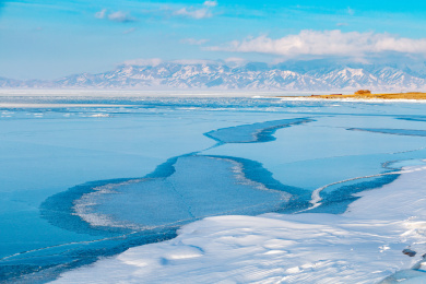 中国新疆博尔塔拉州博乐市赛里木湖雪景