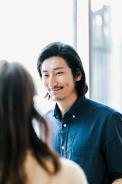 中国商务人士在室内交谈
