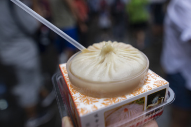 一个插着吸管的灌汤包
