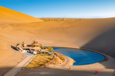 中国甘肃酒泉敦煌鸣沙山月牙泉全景