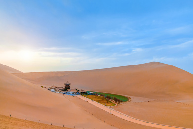 中国甘肃酒泉敦煌鸣沙山月牙泉全景