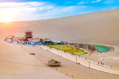 中国甘肃酒泉敦煌鸣沙山月牙泉全景