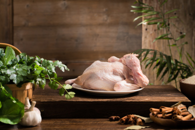 装在盘中的一只新鲜鸡肉