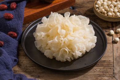 装在黑色盘里的一朵嫩银耳