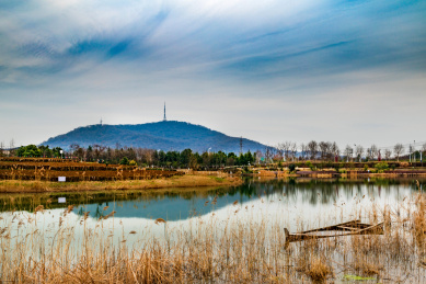 远眺中国安徽合肥大蜀山的水面倒影
