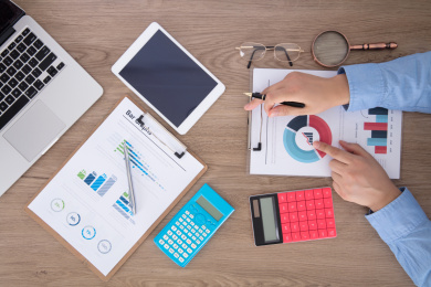 经济分析师在工作