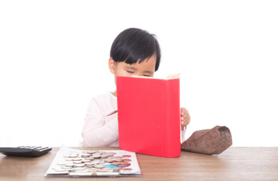 知识和金钱之间的中国小女孩