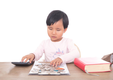 做理财计划的小女孩