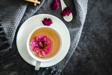 深色背景上的玫瑰花茶