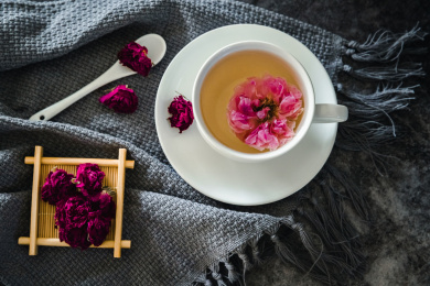 深色背景上的玫瑰花茶