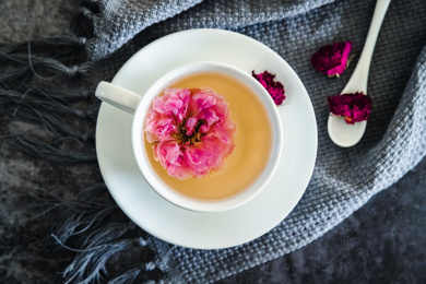 深色背景上的玫瑰花茶